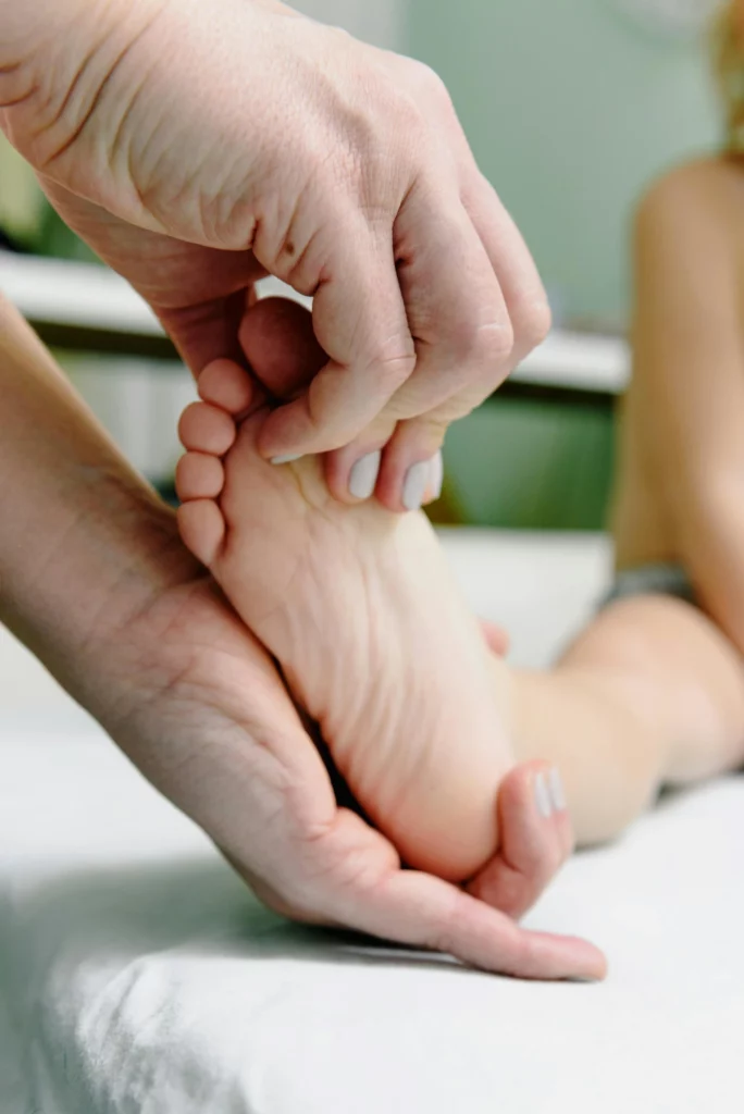 un massage de pied d'enfant