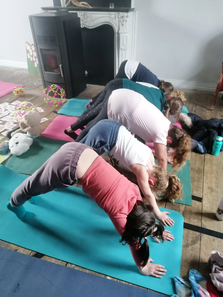 des enfants qui font du yoga
