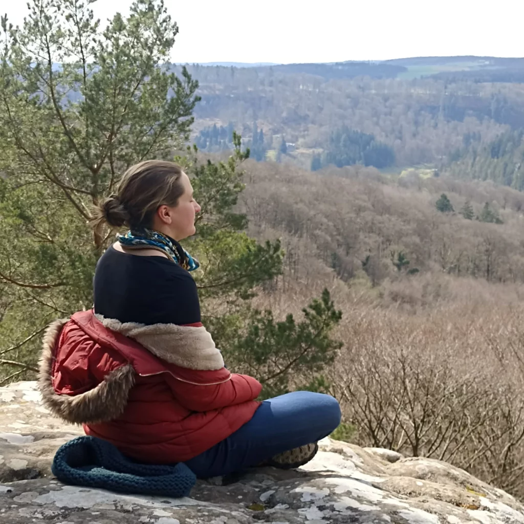 Delphine en train de méditer face à un paysage